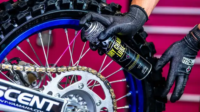 Muc-Off Motorcycle Dry Chain Lube 400ml Langtlevende kjedespray 