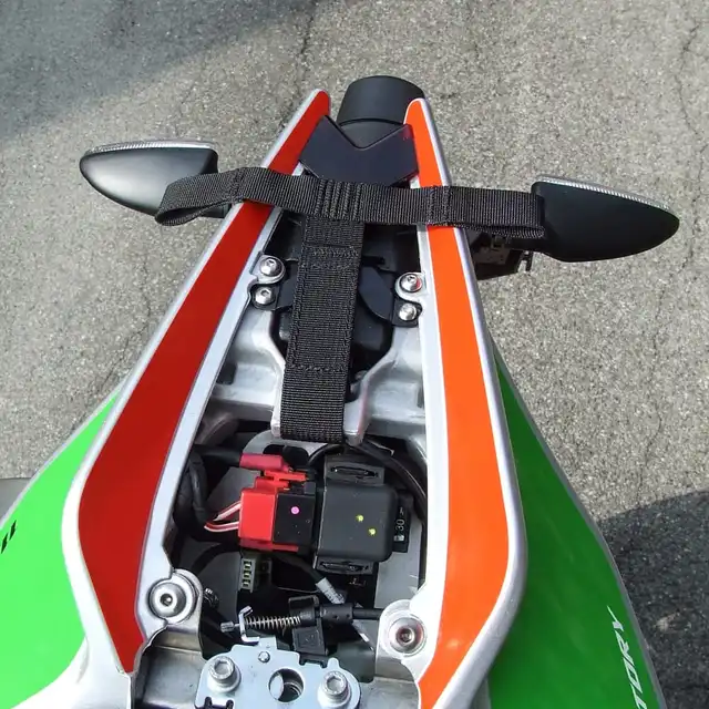 KRIEGA TUONO FACTORY FIT KIT Drypack-montering til Tuono Factory 