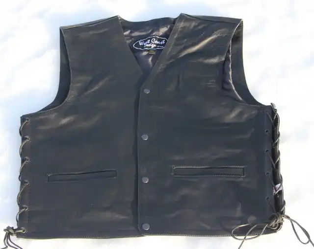 SKINNVEST BASIC Romslig og god skinnvest i tykt skinn 