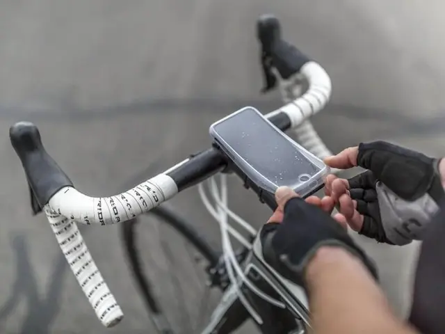 QUAD LOCK MAG Poncho - iPhone SE4 QUADL MAG PONCHO - IPHONE 16E SE4 