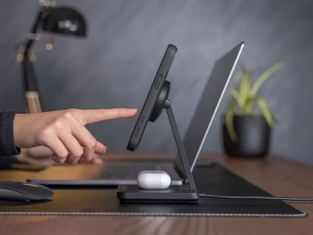 QUAD LOCK MAG Dual Wireless Charger QUADL DUAL DESKTOP WIRELESS CHARGER 