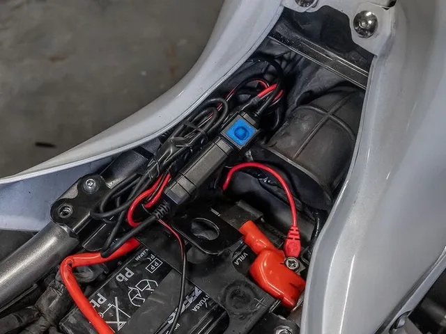 QUAD LOCK WP 12V To USB Smart Adaptor QUADL WATERPROOF 12V USB SMART ADAPTOR 