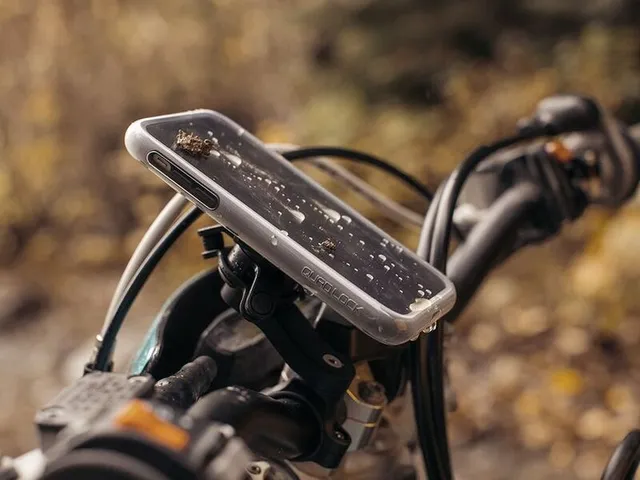 QUAD LOCK MAG Poncho -  14 Pro QUADL MAG PONCHO IPHONE 14 PRO 