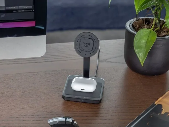 QUAD LOCK MAG Dual Wireless Charger QUADL DUAL DESKTOP WIRELESS CHARGER 