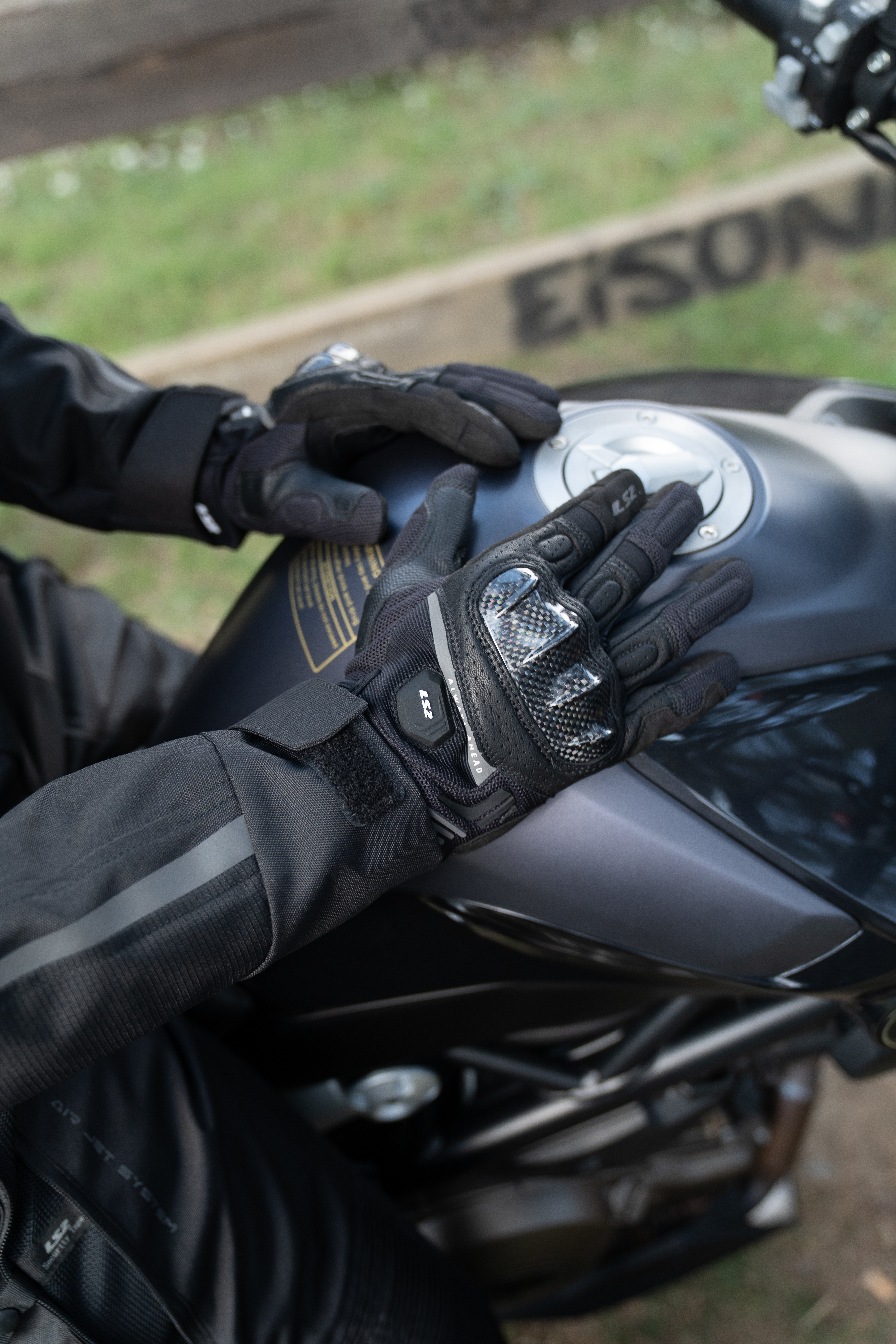 LS2 MC-Hansker Atom Svart 